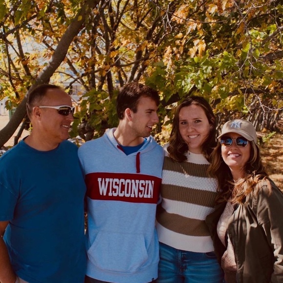 Meet your Posher, Lauren - Picture 2 of 6